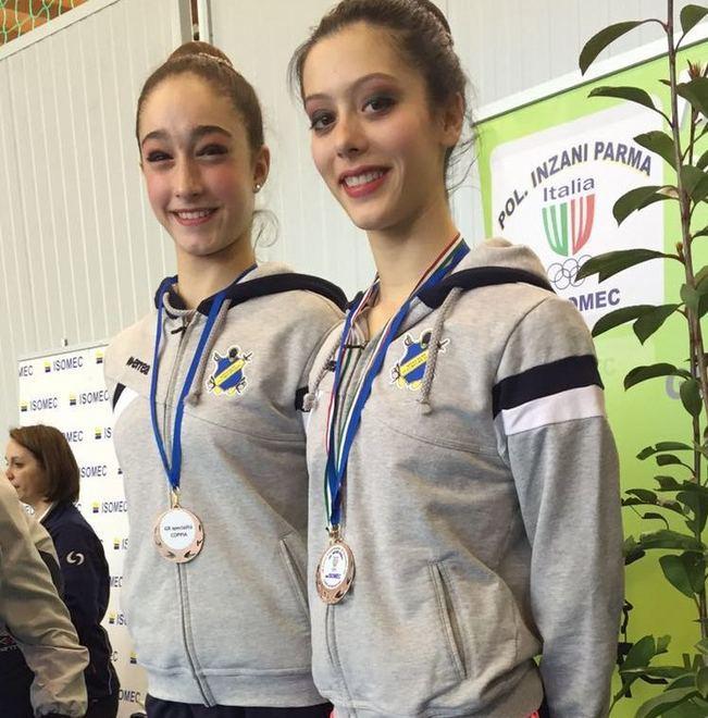 Spitoni e Torricelli di bronzo in coppia con cerchio e clavette