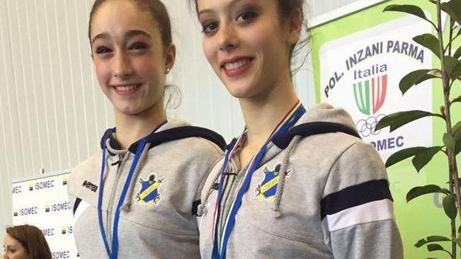 Spitoni e Torricelli di bronzo in coppia con cerchio e clavette