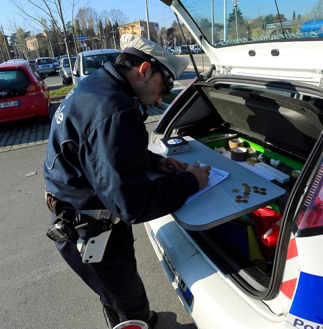 Posti di blocco per controllare luci, frecce, stop e pneumatici