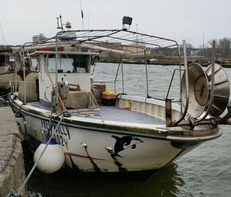 Traghetto fermo e pescatori in porto per il maltempo