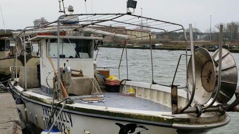Traghetto fermo e pescatori in porto per il maltempo
