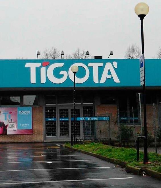 Rapina lampo al Tigotà scatta la caccia all’uomo 