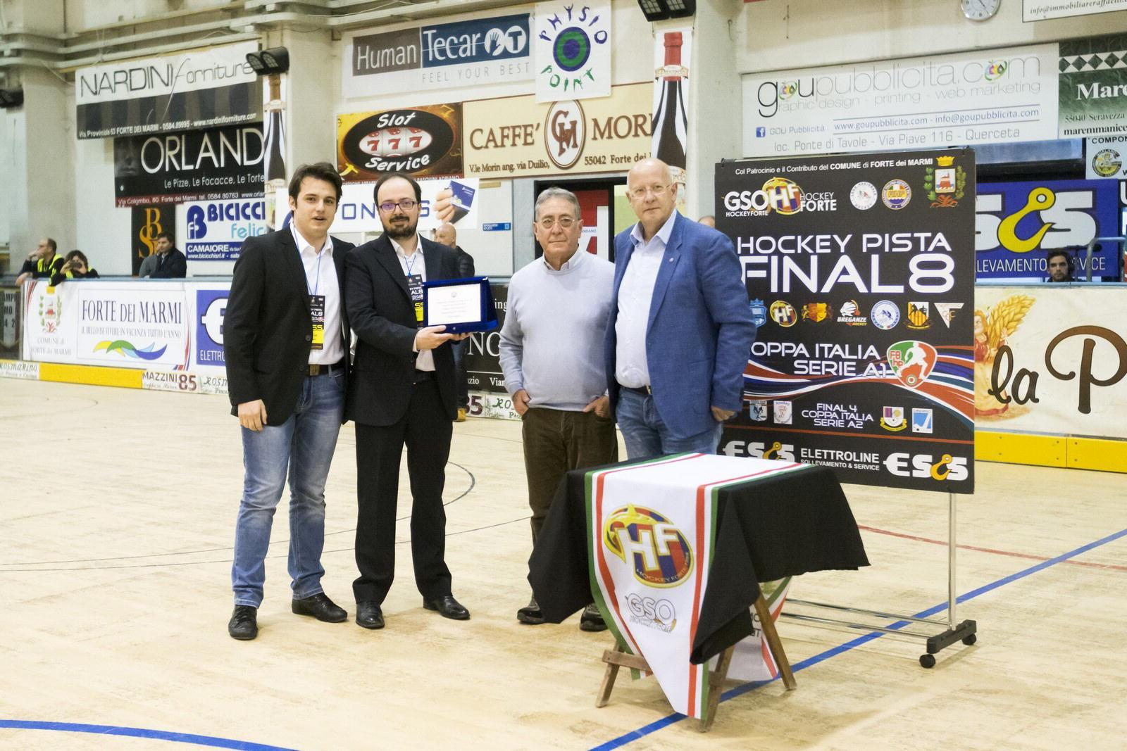 La consegna del premio giornalistico della Fihp alla redazione del Tirreno di Viareggio