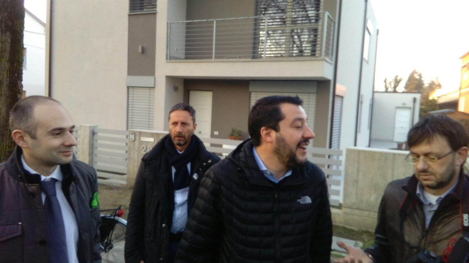  Salvini tra i terremotati di Novi: "Vedo che la casa del sindaco Turci è già bella che ricostruita..." 