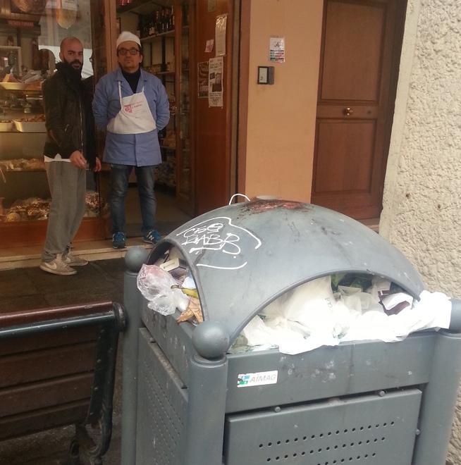 Negozianti di Carpi contro Aimag: «Cestini, chi li svuota?» 