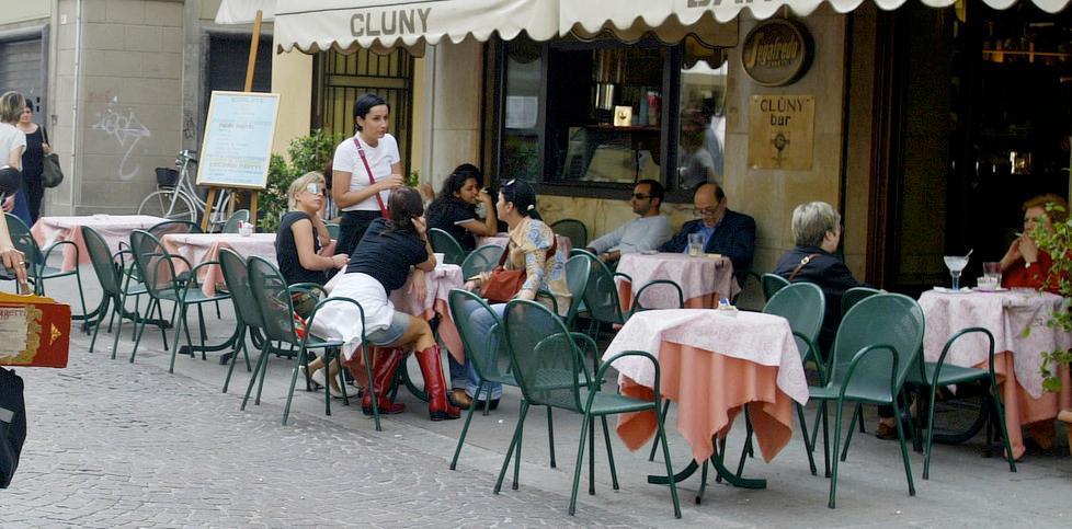In una foto d’archivio un bar con tavoli all’esterno