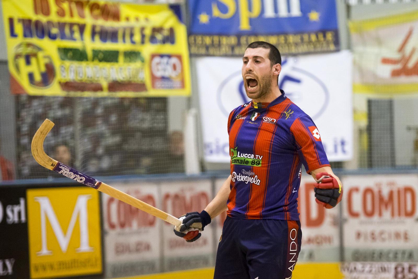 Davide Motaran esulta dopo il gol messo a segno al Follonica (foto Gabriele Baldi)