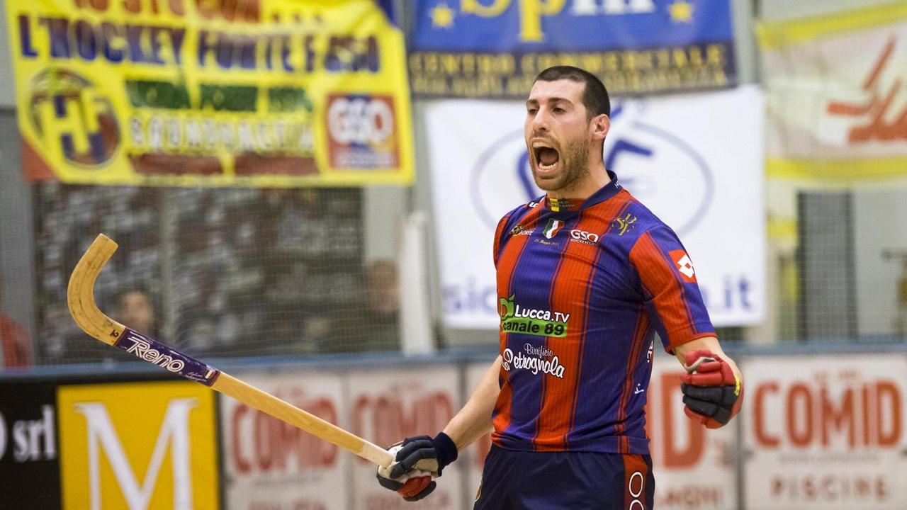 Davide Motaran esulta dopo il gol messo a segno al Follonica (foto Gabriele Baldi)