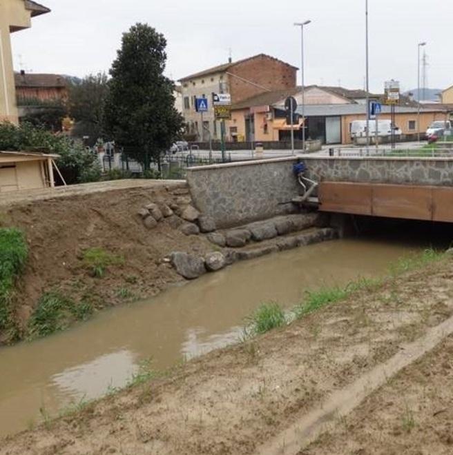 Nuova passerella sul fosso Quadrelli ma l’argine cede già
