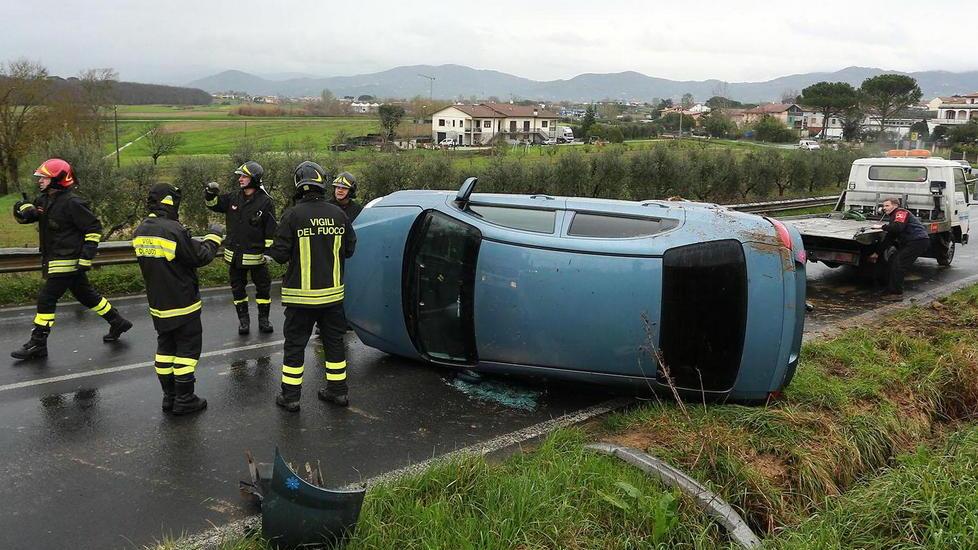 Auto impazzita sulla Francesca Nord