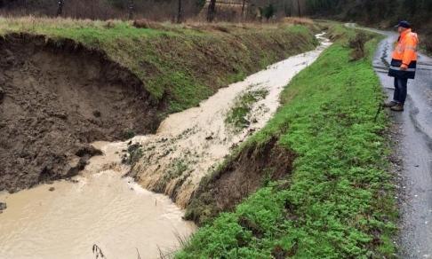 Frana a ridosso d’una strada a Palaia