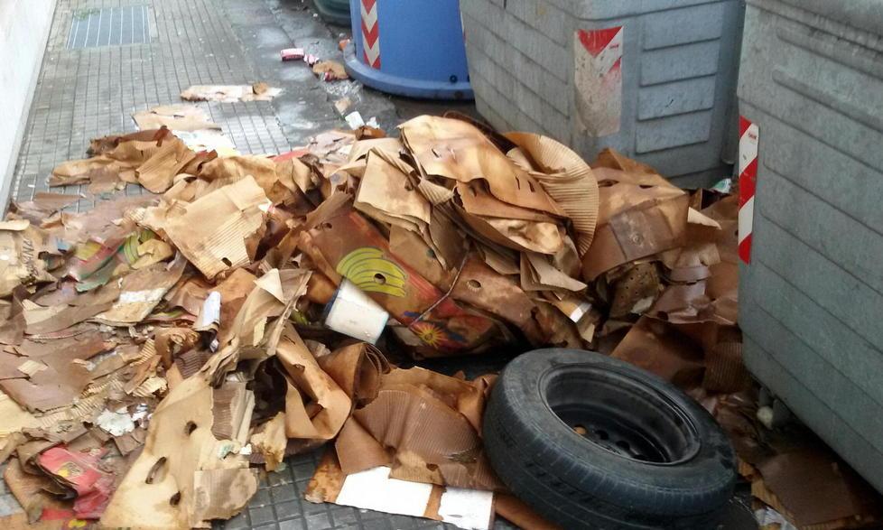 Rifiuti abbandonati in via Fratti