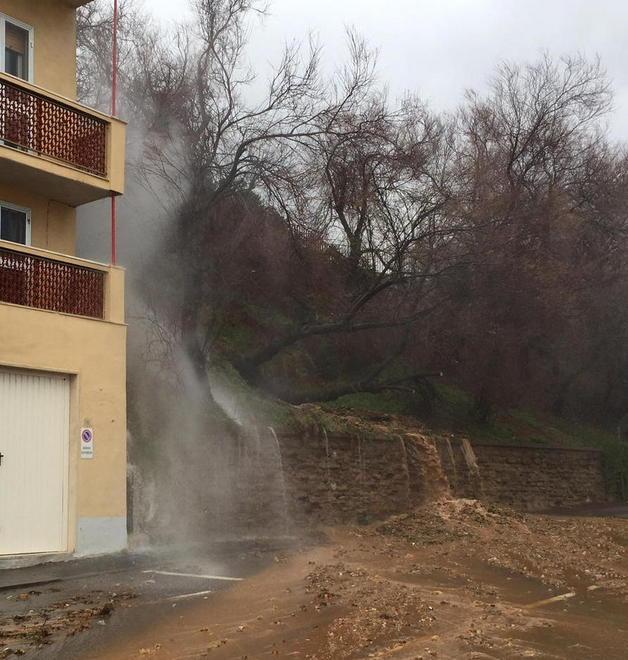 Cascate d’acqua su via Salivoli 
