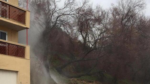 Cascate d’acqua su via Salivoli