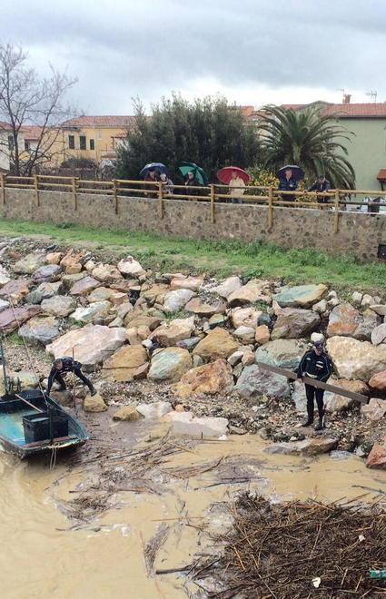 Fiume in piena, via i detriti 