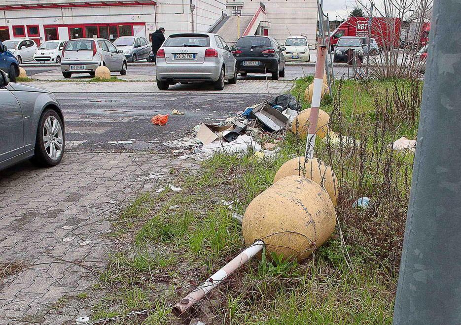 Parcheggi come discariche nella zona dei centri commerciali