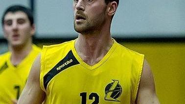 Brindano in tre, ora davanti è bagarre