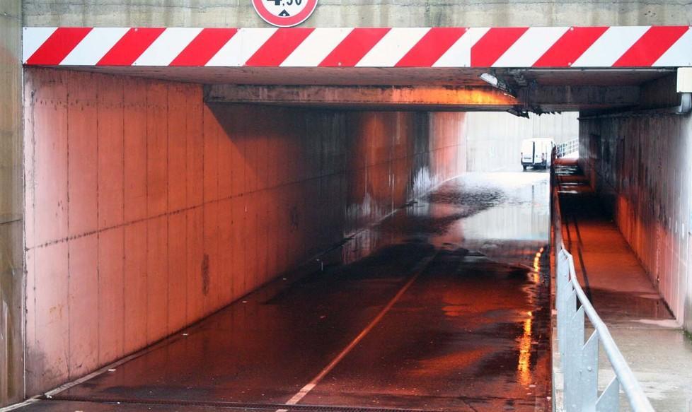 Maltempo, allagamenti e un incidente sulla statale 131