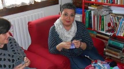 Sferruzzare davanti a un caffè