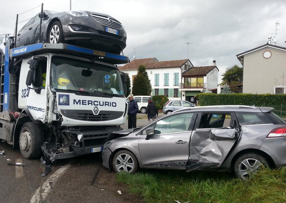 Un 52enne alla guida di una bisarca centra due auto