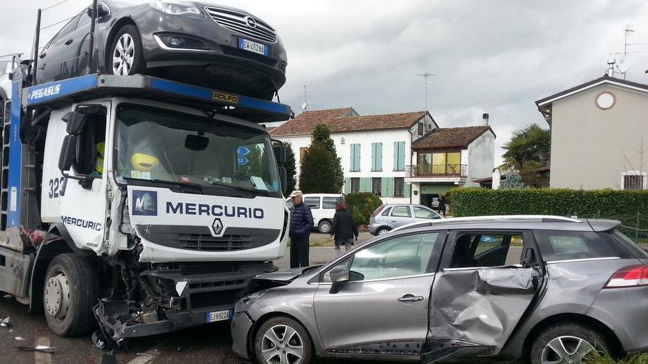 Un 52enne alla guida di una bisarca centra due auto