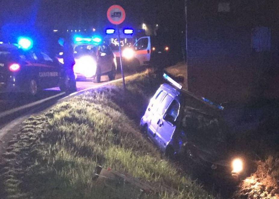 Nel fossato col furgone, ferito un 56enne