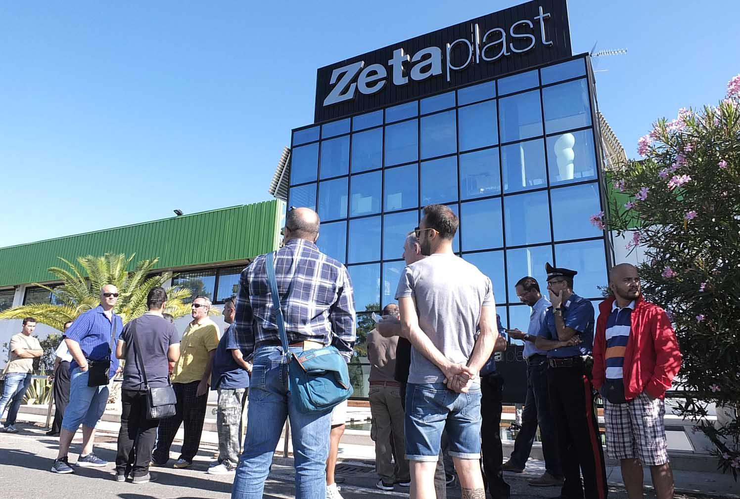 Una protesta davanti alla ex Zetaplast