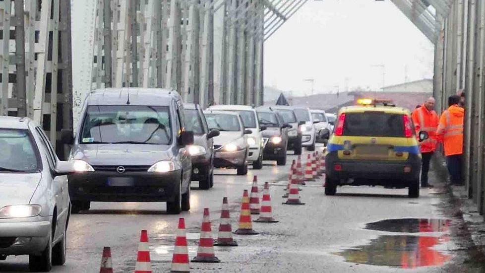 Troppi disagi sul Po. È un ponte da rifare