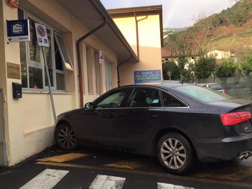 L’auto del sindaco nello stallo per disabili 