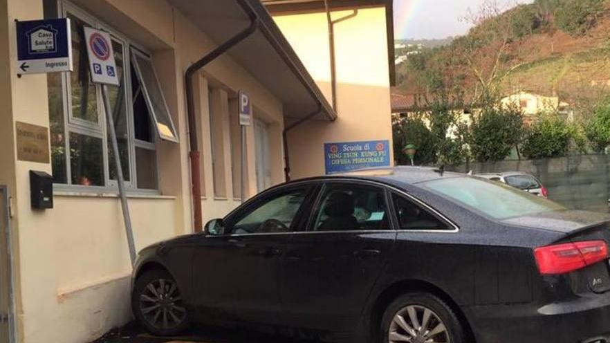 L’auto del sindaco nello stallo per disabili