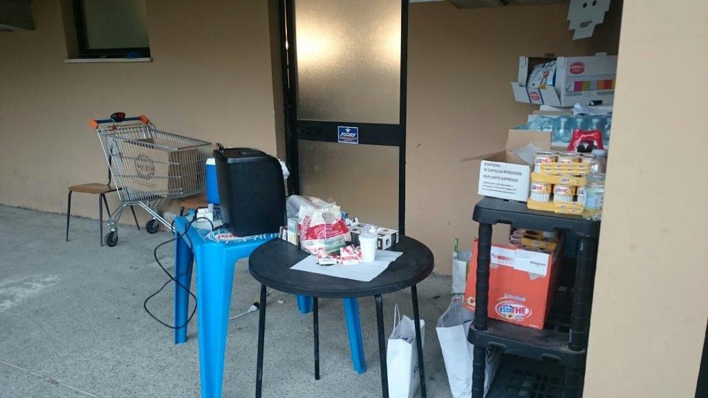 Il bar di fortuna allestito allo stadio Mariotti