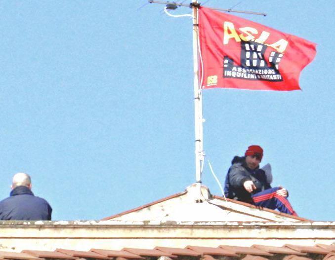 Disoccupati sul tetto del Comune per protesta 
