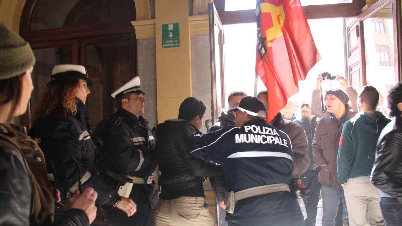 Disoccupati livornesi, il sindaco chiede al presidente della Regione un incontro pubblico