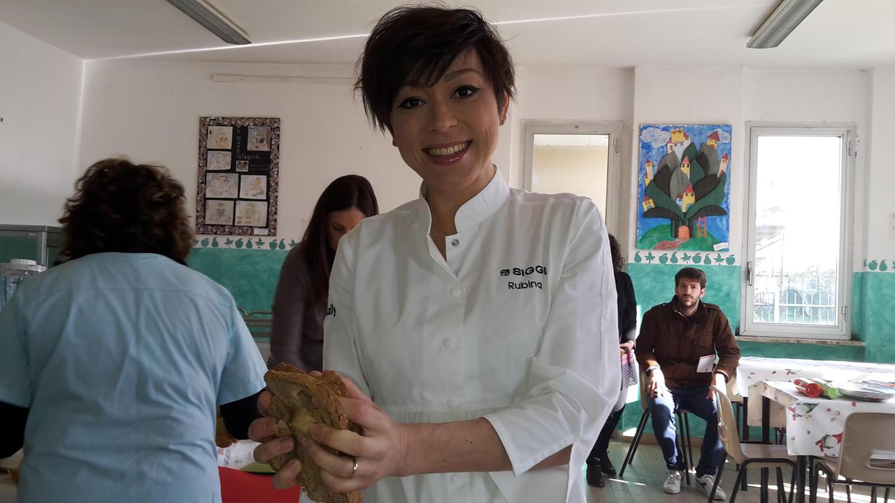 La chef Rubina Rovini durante la lezione di cucina a scuola