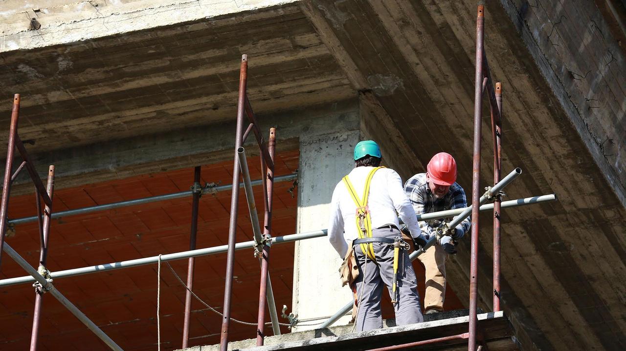 Gli operai impegnati nello rimozione dei ponteggi (Foto Agenzia Carlo Sestini)