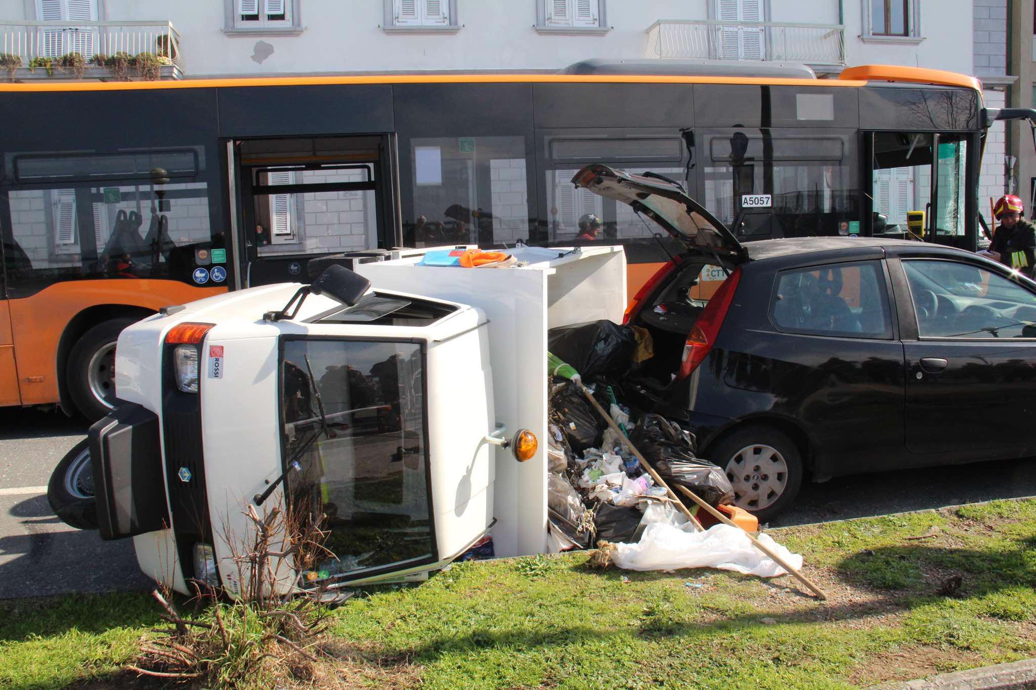 Furgone della nettezza urbana si ribalta dopo lo scontro con un bus - Foto
