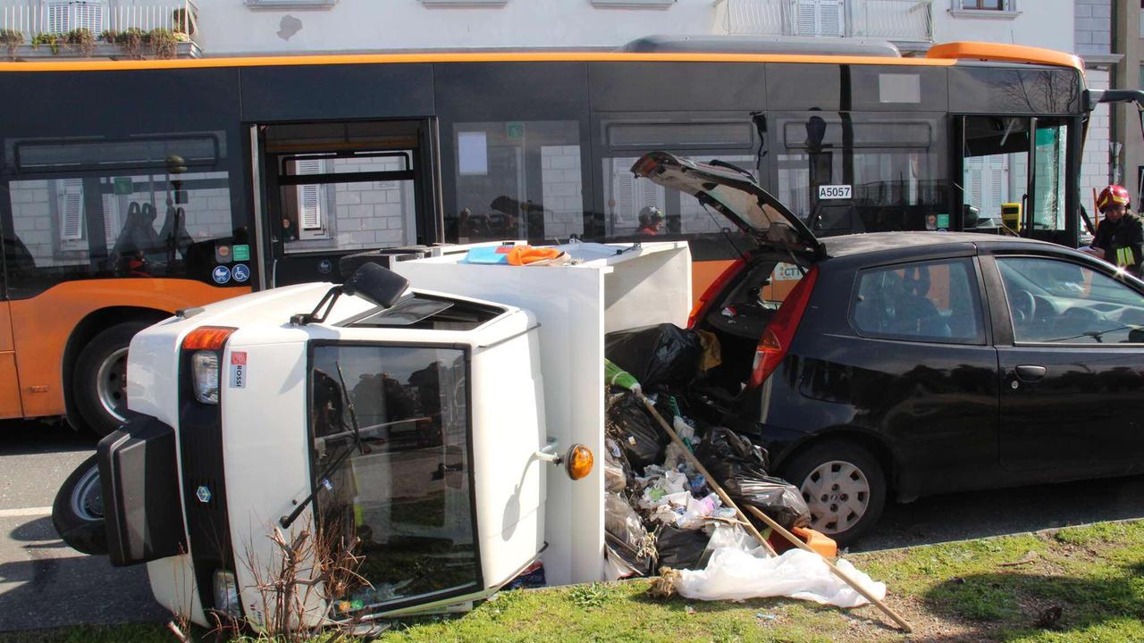 Furgone della nettezza urbana si ribalta dopo lo scontro con un bus - Foto