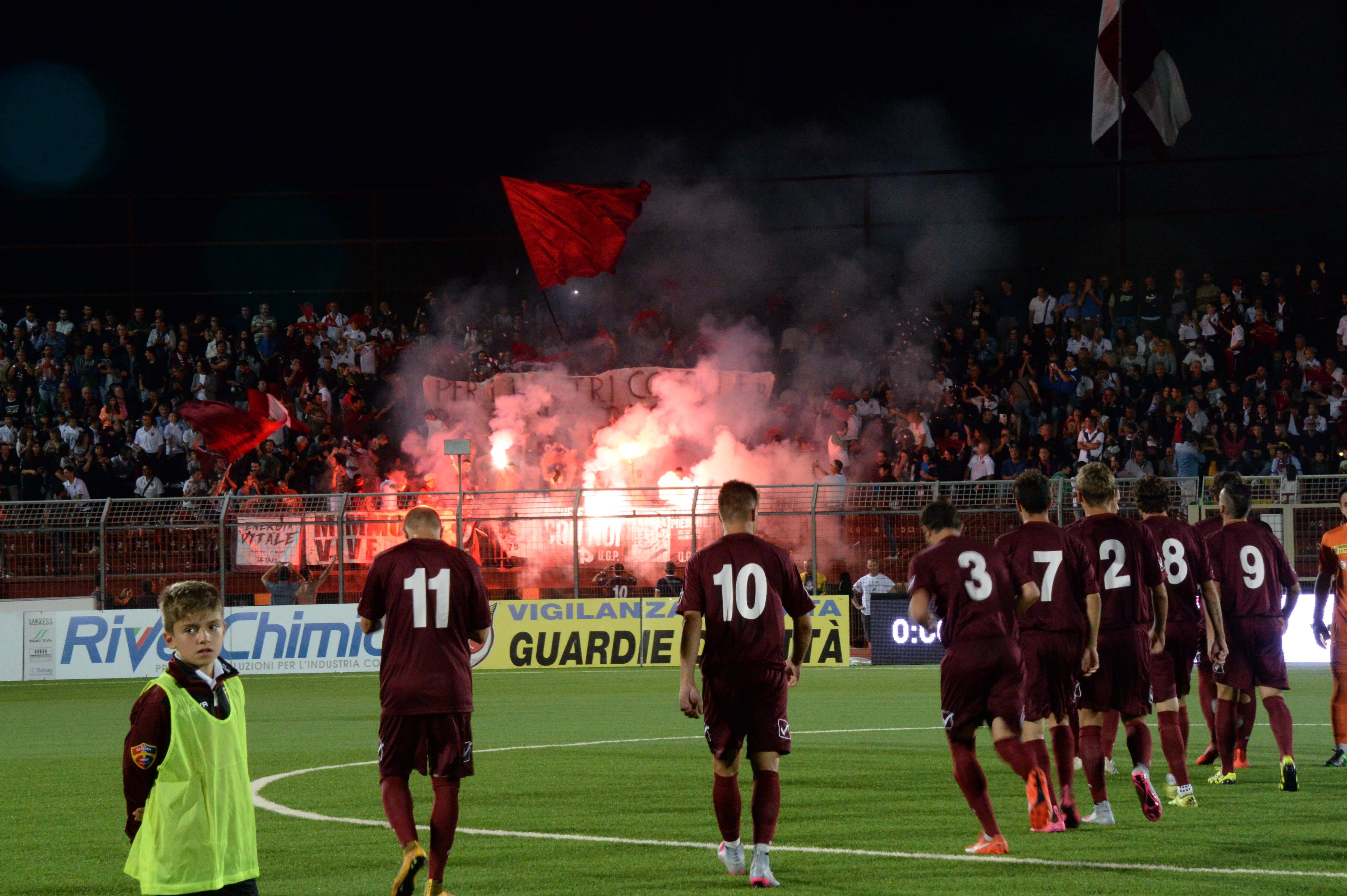 Il tifo granata allo stadio Mannucci durante una gara in notturna di questa stagione (Foto Franco Silvi)