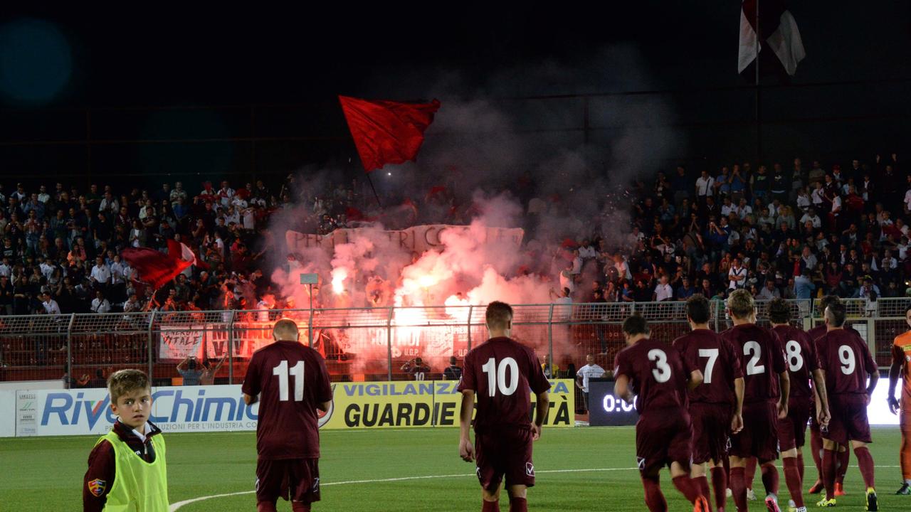 Il tifo granata allo stadio Mannucci durante una gara in notturna di questa stagione (Foto Franco Silvi)