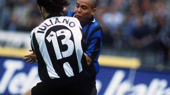 Il contatto incriminato: Iuliano blocca fallosamente Ronaldo, o Ronaldo fa sfondamento?