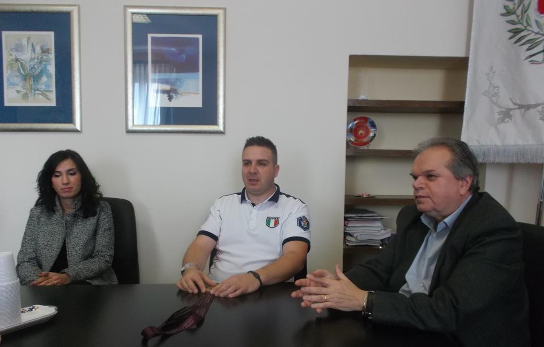 Marco Innocenti, al centro, a sinistra la moglie, a destra il sindaco Mauro Lorenzini