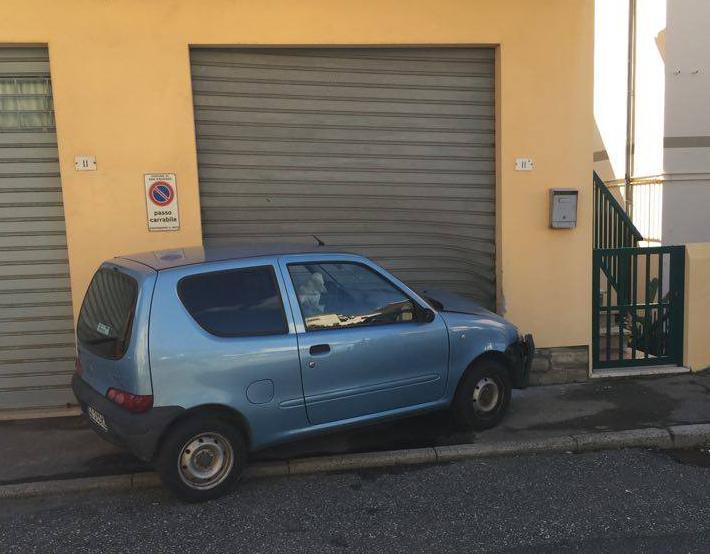 L'auto finita contro la saracinesca di un garage in via 4 Novembre