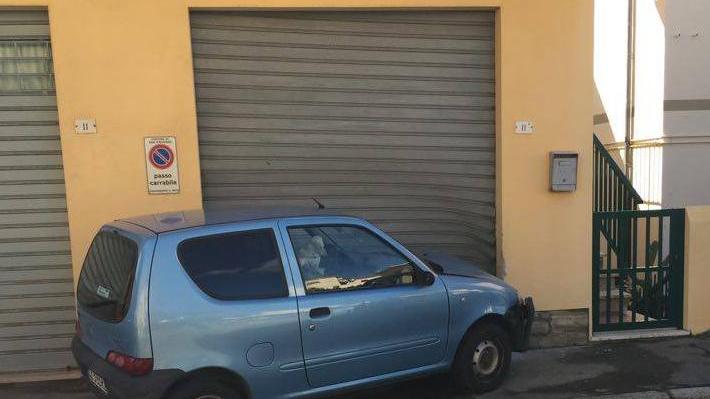 L'auto finita contro la saracinesca di un garage in via 4 Novembre