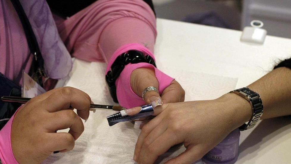 Una estetista al lavoro