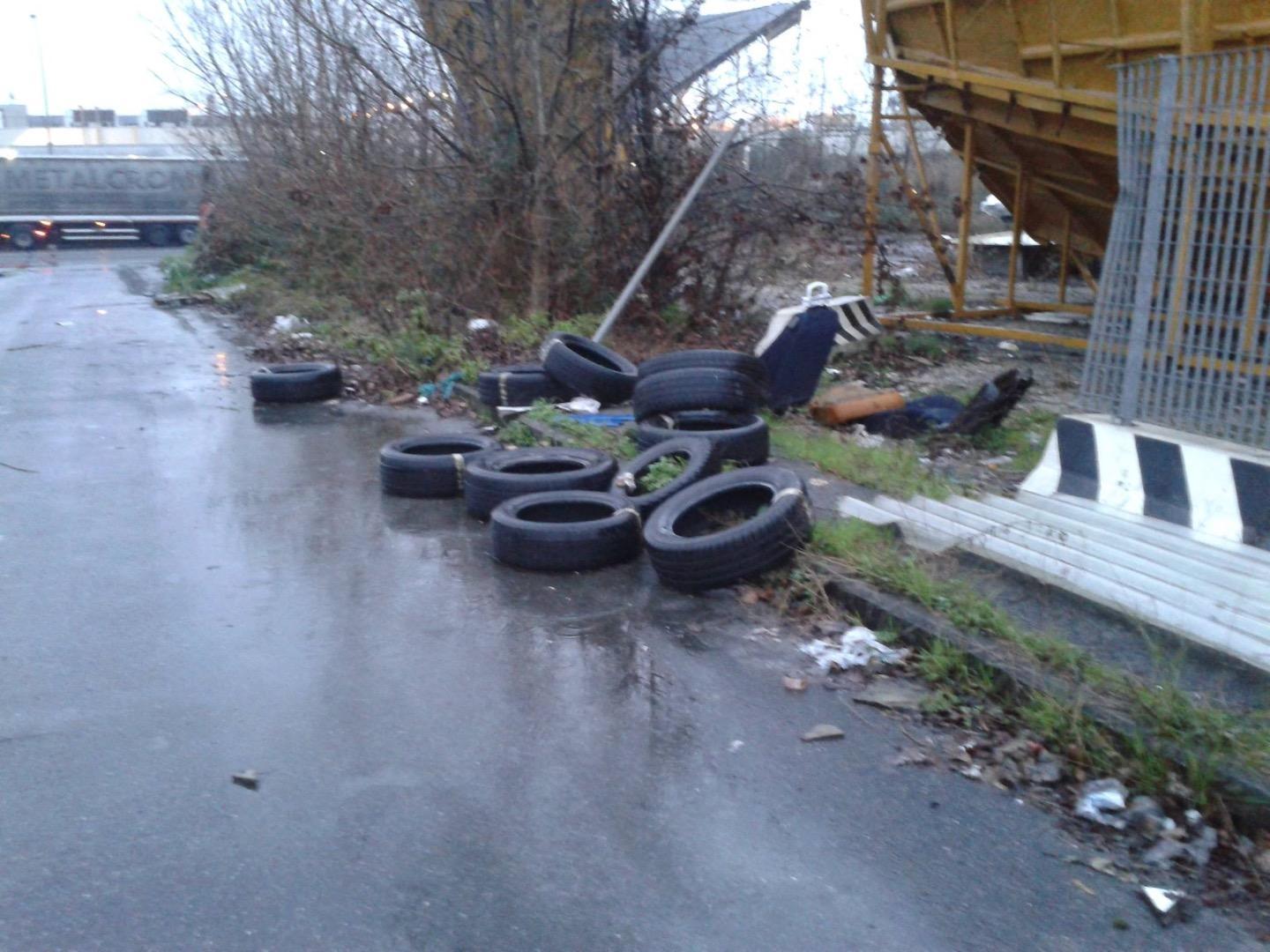 Rifiuti in zona industriale
