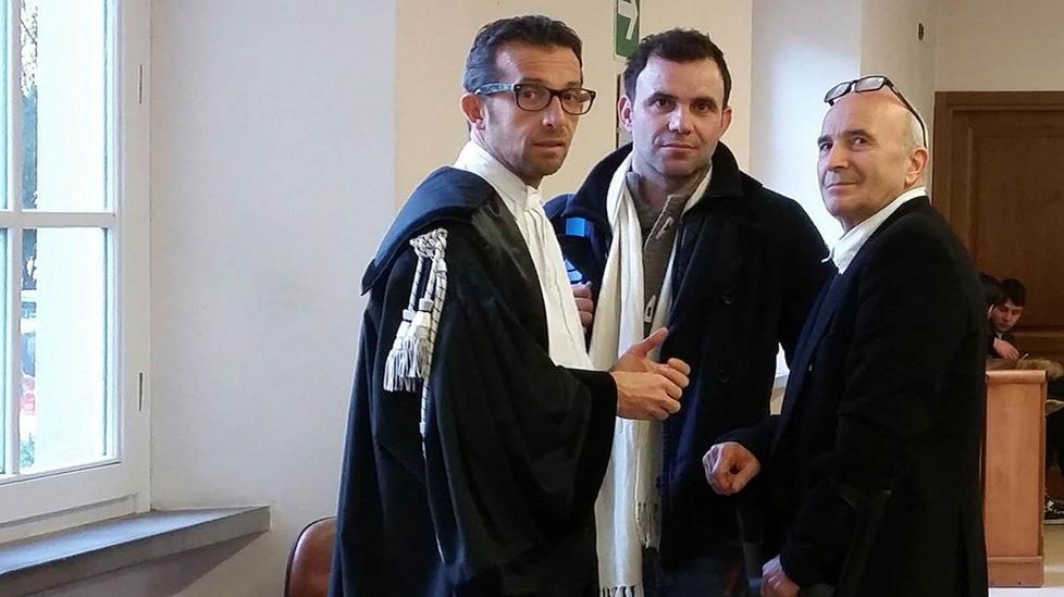 A sinistra l'avvocato Marco Taddei, legale di Roberto Romanini (a destra)