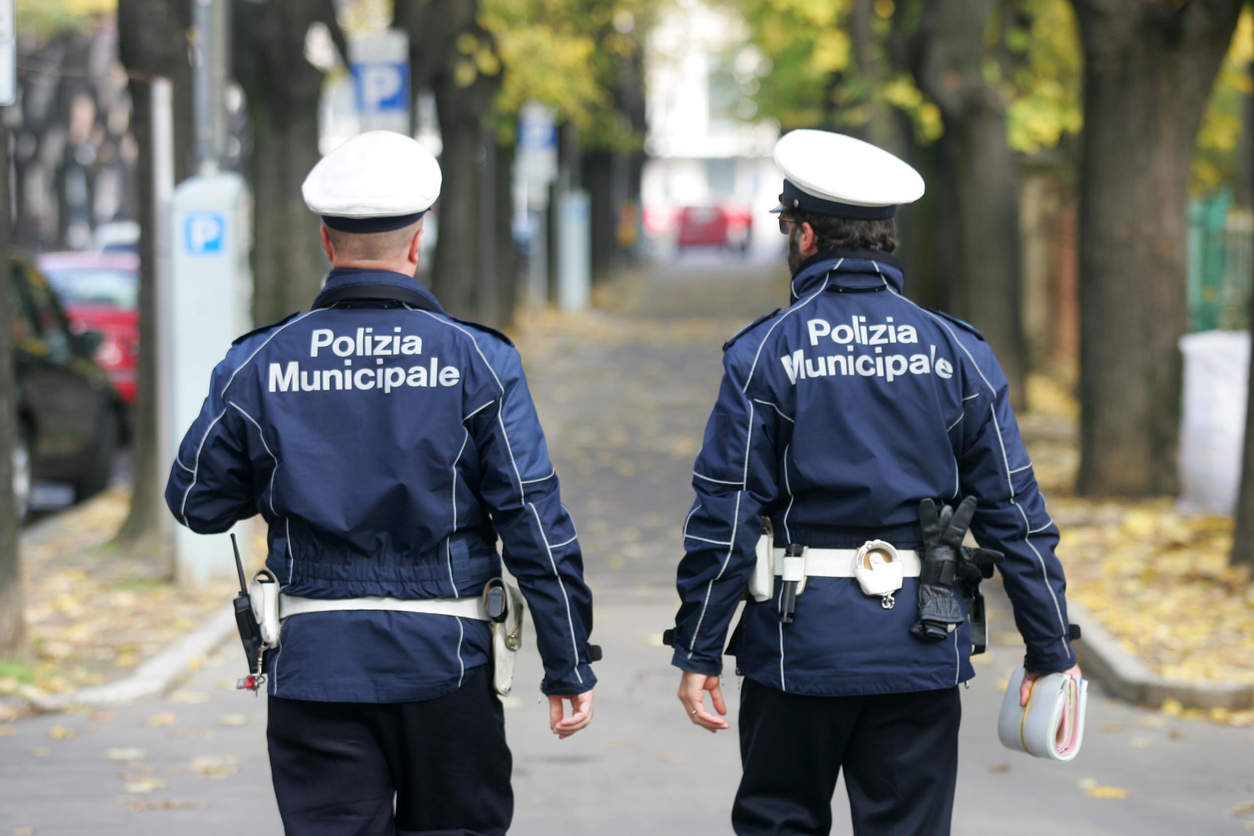 Reggio Emilia, è sola e non riesce a pagare le bollette: anziana aiutata dai vigili 