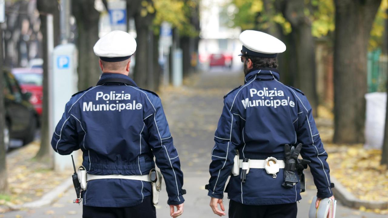 Reggio Emilia, è sola e non riesce a pagare le bollette: anziana aiutata dai vigili