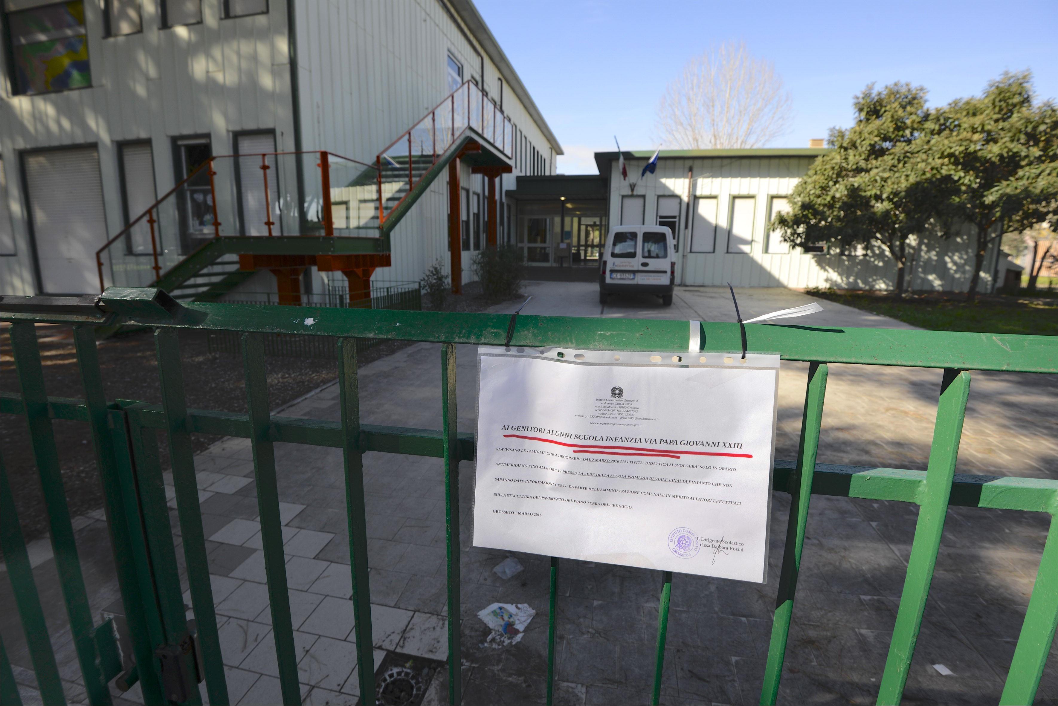 La scuola materna di via Papa Giovanni XXIII chiusa per precauzione (foto Bf)