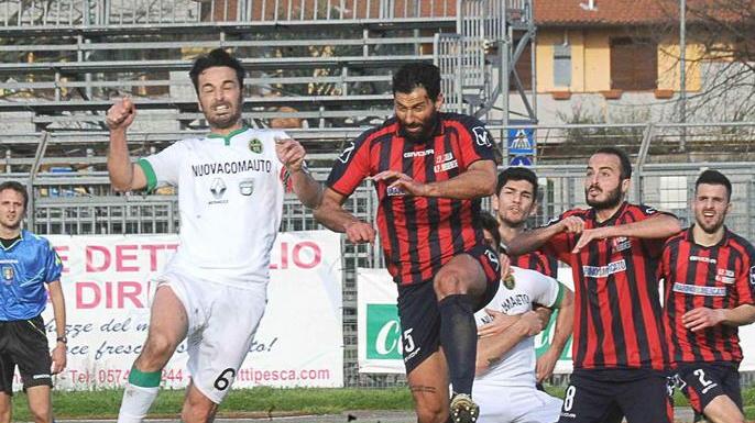 Un'azione di gioco allo stadio Bellucci di Agliana contro il Talla Bibbiena (Foto Gori)